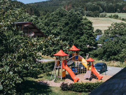 Familienhotel - Kinderbetreuung in Altersgruppen - Deutschland - Der Außenspielplatz - Familotel Ottonenhof - Die Ferienhofanlage im Sauerland