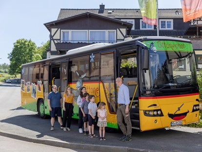 Familienhotel - Kinderbetreuung in Altersgruppen - Deutschland - Der Ottonenhof Bus bringt euch zu den schönsten Ausflugszielen der Region - Familotel Ottonenhof - Die Ferienhofanlage im Sauerland