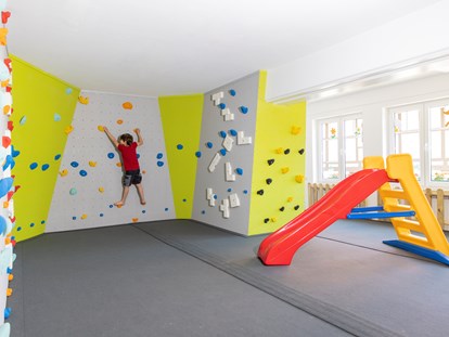 Familienhotel - Kinderbetreuung in Altersgruppen - Deutschland - Kletterwand im Indoor Spielbereich - Familotel Ottonenhof - Die Ferienhofanlage im Sauerland