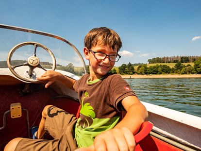 Familienhotel - Kinderbetreuung in Altersgruppen - Deutschland - Treetboot fahren auf dem nahegelegenen Diemelsee - Familotel Ottonenhof - Die Ferienhofanlage im Sauerland