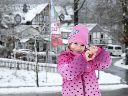 Familienhotel - Ladestation Elektroauto - Nordrhein-Westfalen - In diesem Winterurlaub schlagen Kinderherzen höher - Familienhotel Ebbinghof
