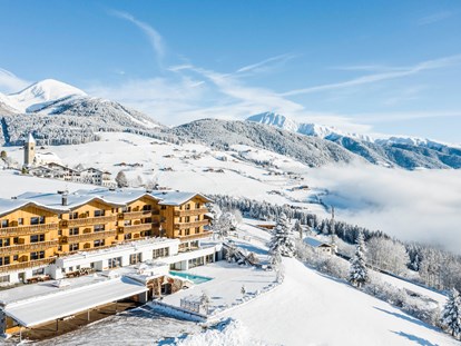 Familienhotel - Sauna - Südtirol - Außenansicht im Winter - Family Home Alpenhof