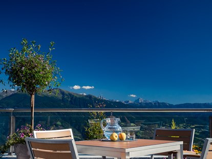 Familienhotel - Klassifizierung: 4 Sterne - Südtirol - Panorama-Terrasse - Family Home Alpenhof
