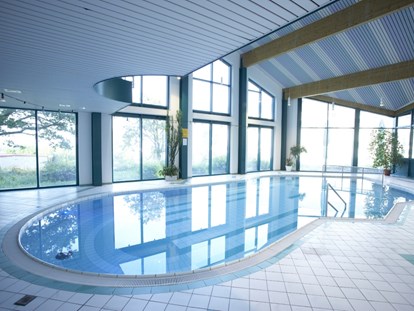 Familienhotel - Babyphone - Thüringen - Schwimmbad im Sportcenter Heubach, ca. 15 x 9 m, Wassertemperatur 27 °C. Es werden auch Schwimmkurse angeboten.Hotel und Sportcenter sind durch einen Bademantelgang verbunden. - Werrapark Resort Hotel Heubacher Höhe