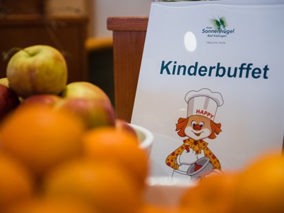 Familienhotel - Bayern - Kids-All-In für Kinder bis 15 Jahre mit Frühstück, Mittagessen, Abendessen sowie ganztags Wasser/Apfelsaft - Hotel Sonnenhügel Familotel Rhön