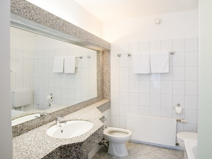 Familienhotel - Verpflegung: Halbpension - Deutschland - Beispiel Badezimmer mit Badewanne - Hotel Sonnenhügel Familotel Rhön