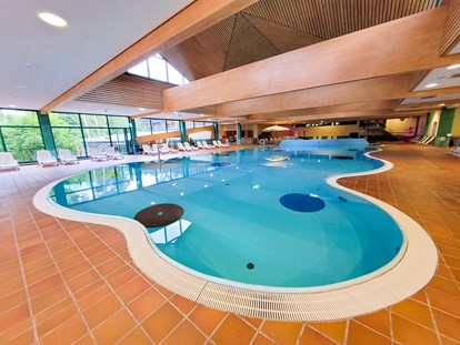 Familienhotel - Kinderbetreuung in Altersgruppen - Deutschland - Schwimmbad - oberes Innenbecken - Hotel Sonnenhügel Familotel Rhön