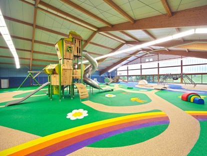Familienhotel - Kinderbetreuung in Altersgruppen - Deutschland - 1.200 qm Indoor-Spielplatz - Hotel Sonnenhügel Familotel Rhön