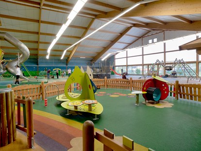 Familienhotel - Kinderbetreuung in Altersgruppen - Deutschland - Kleinkindbereich im Indoor-Spielplatz - Hotel Sonnenhügel Familotel Rhön