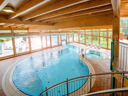 Familienhotel - Kinderwagenverleih - Deutschland - Schwimmbad - "Unteres Becken" mit Übergang zum Außenbecken - Hotel Sonnenhügel Familotel Rhön