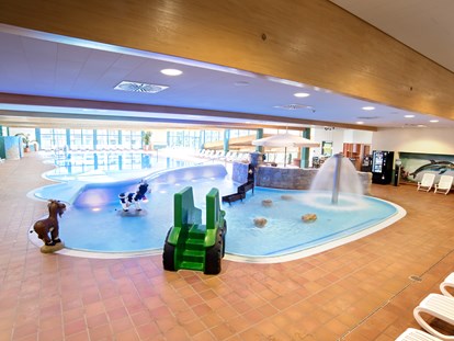 Familienhotel - Kinderwagenverleih - Deutschland - Schwimmbad - oberes Innenbecken mit Kleinkindbereich - Hotel Sonnenhügel Familotel Rhön