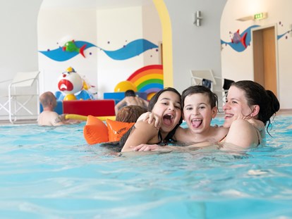 Familienhotel - Kinderbetreuung in Altersgruppen - Deutschland - Schwimmbad - Lebensfreude - Familotel Mein Krug