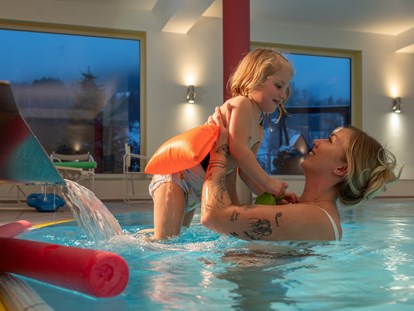 Familienhotel - Kinderbetreuung in Altersgruppen - Deutschland - Spaß im Schwimmbad - Familotel Mein Krug