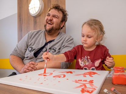 Familienhotel - Kinderbetreuung in Altersgruppen - Deutschland - Leinwand gestalten - sei dabei - Familotel Mein Krug