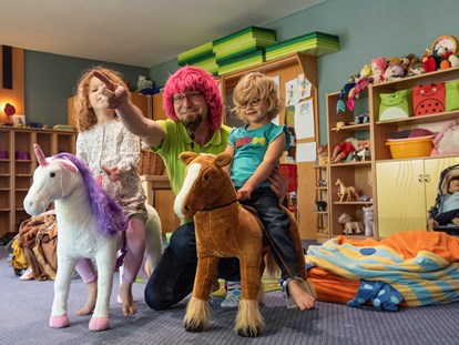 Familienhotel - Kinderbetreuung in Altersgruppen - Deutschland - auf die Pferde - fertig - los - Familotel Mein Krug