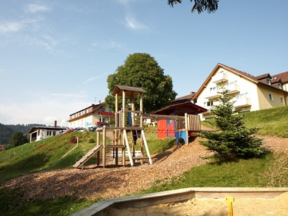 Familienhotel - Kinderbetreuung in Altersgruppen - Deutschland - Außenbereich Spielfläche - Familotel Mein Krug