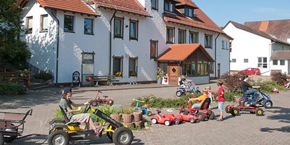 Familienhotel - Kletterwand - Bayern - Großer Kinderfuhrpark beim Haus - Der Eibtaler Hof -  Kinderhotel Bio&Erlebnisbauernhof