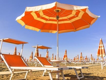 Familienhotel - Pools: Schwimmteich - Italien - Liegen und Schirme am Strand - Color Metropolitan Family Hotel