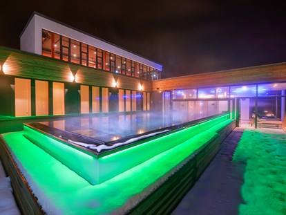 Familienhotel - Pools: Infinity Pool - Bayerischer Wald - Abendstimmung im Infinity-Pool - Familotel Schreinerhof