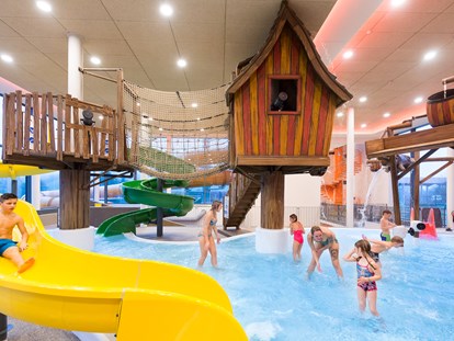 Familienhotel - Pools: Infinity Pool - Bayerischer Wald - Wasserklettergarten - Familotel Schreinerhof