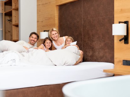 Familienhotel - Pools: Infinity Pool - Bayerischer Wald - Kuschelzeit in den komfortablen Family Suiten - Familotel Schreinerhof