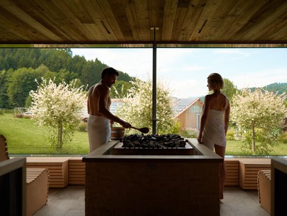 Familienhotel - Pools: Infinity Pool - Bayerischer Wald - Event-Sauna mit Panorama-Aussicht - Familotel Schreinerhof