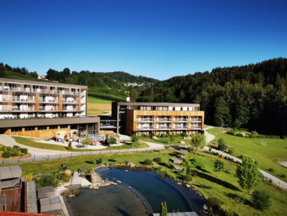 Familienhotel - Pools: Infinity Pool - Bayerischer Wald - Schreinerhof im Sommer - Familotel Schreinerhof