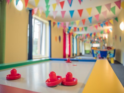 Familienhotel - Kinderbetreuung in Altersgruppen - Deutschland - Air Hockey, Flipper, Kicker und vieles mehr - Familotel Schreinerhof