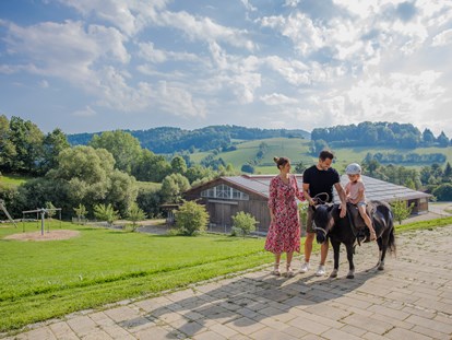 Familienhotel - Pools: Infinity Pool - Bayerischer Wald - Ponyspaziergang im Freien - Familotel Schreinerhof