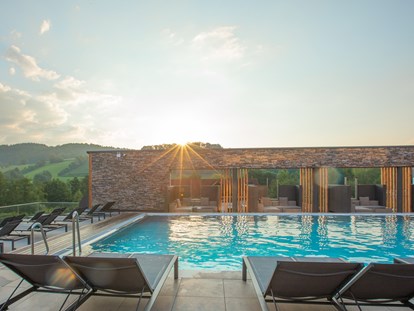 Familienhotel - Pools: Infinity Pool - Bayerischer Wald - Wellenbad mit Strömungskanal und großem Infinity Pool (20m) - Familotel Schreinerhof