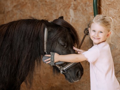 Familienhotel - Kinderwagenverleih - Deutschland - Ponyreiten & Ponypflegestunden - Familotel Schreinerhof