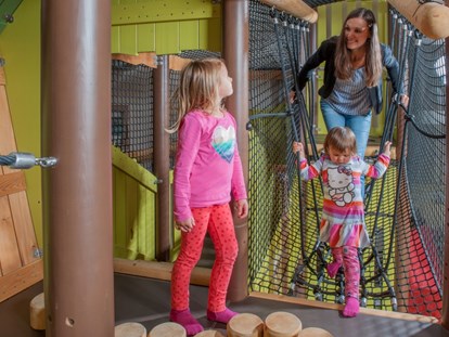 Familienhotel - Kinderbetreuung in Altersgruppen - Deutschland - Die Rabaukenburg: Die Kletteranlage aus Holz sorgt für Spaß bei jedem Wetter - Familotel Landhaus zur Ohe