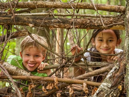 Familienhotel - Kinderbetreuung in Altersgruppen - Deutschland - Die Natur erkunden im Abenteuerwald - Familotel Landhaus zur Ohe