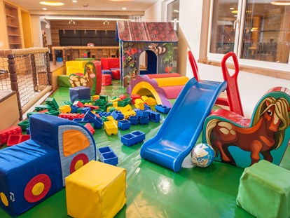 Familienhotel - Kinderwagenverleih - Deutschland - Spielbereich für Kleinere neben dem Restaurant - Familotel Landhaus zur Ohe