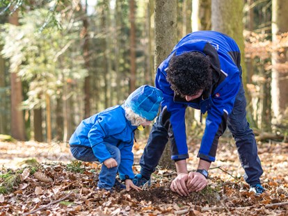 Familienhotel - Kinderbetreuung in Altersgruppen - Deutschland - Forschen im neuen Waldkinder-Club - Familotel Landhaus zur Ohe