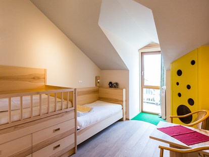 Familienhotel - Kletterwand - Bayern - Kinderzimmer in der Mansarde  - Familotel Landhaus zur Ohe