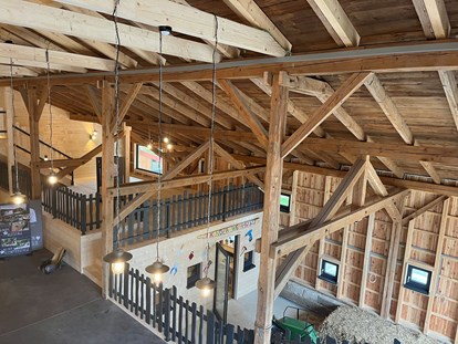 Familienhotel - Streichelzoo - Deutschland - Blick von oben auf die Kreativ-Werkstatt in der Erlebnis-Tenne  - Familotel Landhaus zur Ohe
