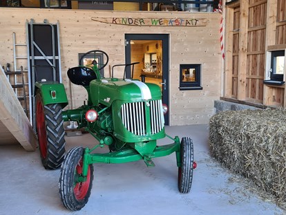Familienhotel - Kinderwagenverleih - Deutschland - Lausl unser Spiel-Traktor  - Familotel Landhaus zur Ohe