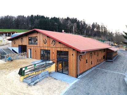 Familienhotel - Babyphone - Bayerischer Wald - Stall Gebäude mit Erlebnis Tenne  - Familotel Landhaus zur Ohe