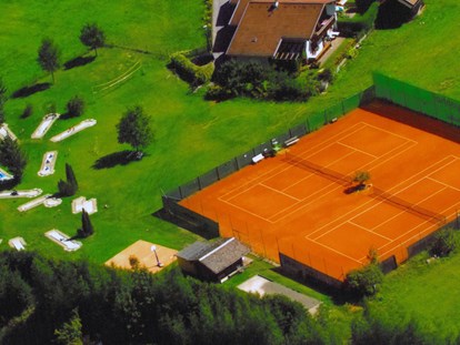 Familienhotel - Ponyreiten - Tirol - Tennisplatz und Minigolfanlage - Hotel Truyenhof