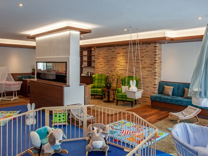 Familienhotel - Kinderbetreuung in Altersgruppen - Deutschland - Baby-Lounge mit Stillecke - Feldberger Hof
