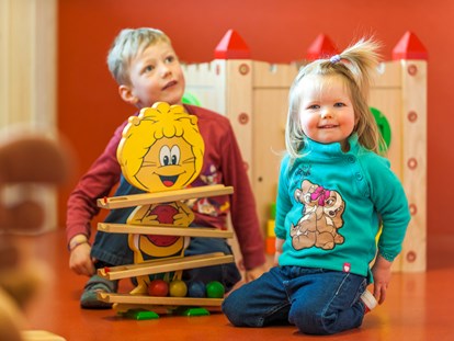 Familienhotel - Kinderwagenverleih - Deutschland - Happy's Bergzwerge für Kids von 1-2 Jahren - Feldberger Hof