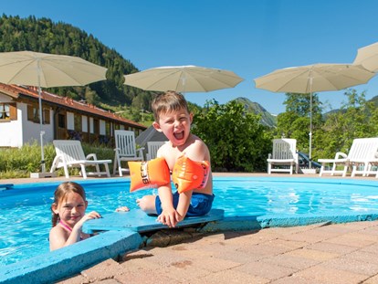 Familienhotel - Spielplatz - Allgäu - Aussenpoolanlage - Familotel Spa & Familien-Resort Krone