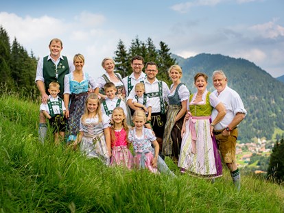 Familienhotel - bewirtschafteter Bauernhof - Allgäu - Eure Gastgeberfamilien Probst, Gehring und Kozjak - Familotel Spa & Familien-Resort Krone