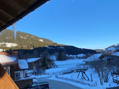 Familienhotel - bewirtschafteter Bauernhof - Allgäu - Blick vom Balkon ( Bärenloch) - Familotel Spa & Familien-Resort Krone