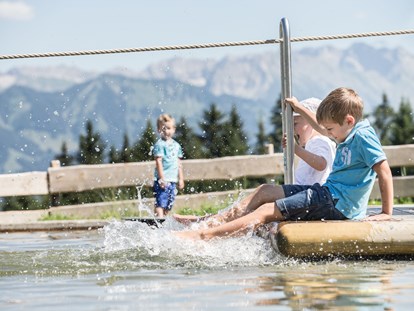Familienhotel - Ponyreiten - Allgäu - Froschis Wasserpark im Außengelände - Familotel Allgäuer Berghof