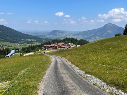 Familienhotel - Kletterwand - Allgäu - Blick auf das Hotel - Familotel Allgäuer Berghof