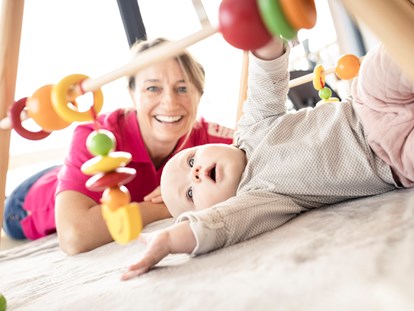 Familienhotel - Streichelzoo - Deutschland - Betreuung für Babys von professionellem Personal - Familotel Allgäuer Berghof