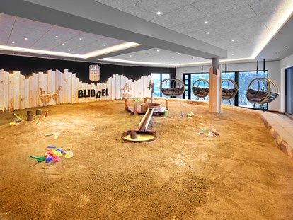 Familienhotel - Spielplatz - Allgäu - Sandburgen bauen im Indoor-Sandkasten Buddel - Familotel Allgäuer Berghof