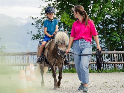 Familienhotel - Kletterwand - Bayern - Reiten auf unserem Ponyhof - Familotel Allgäuer Berghof